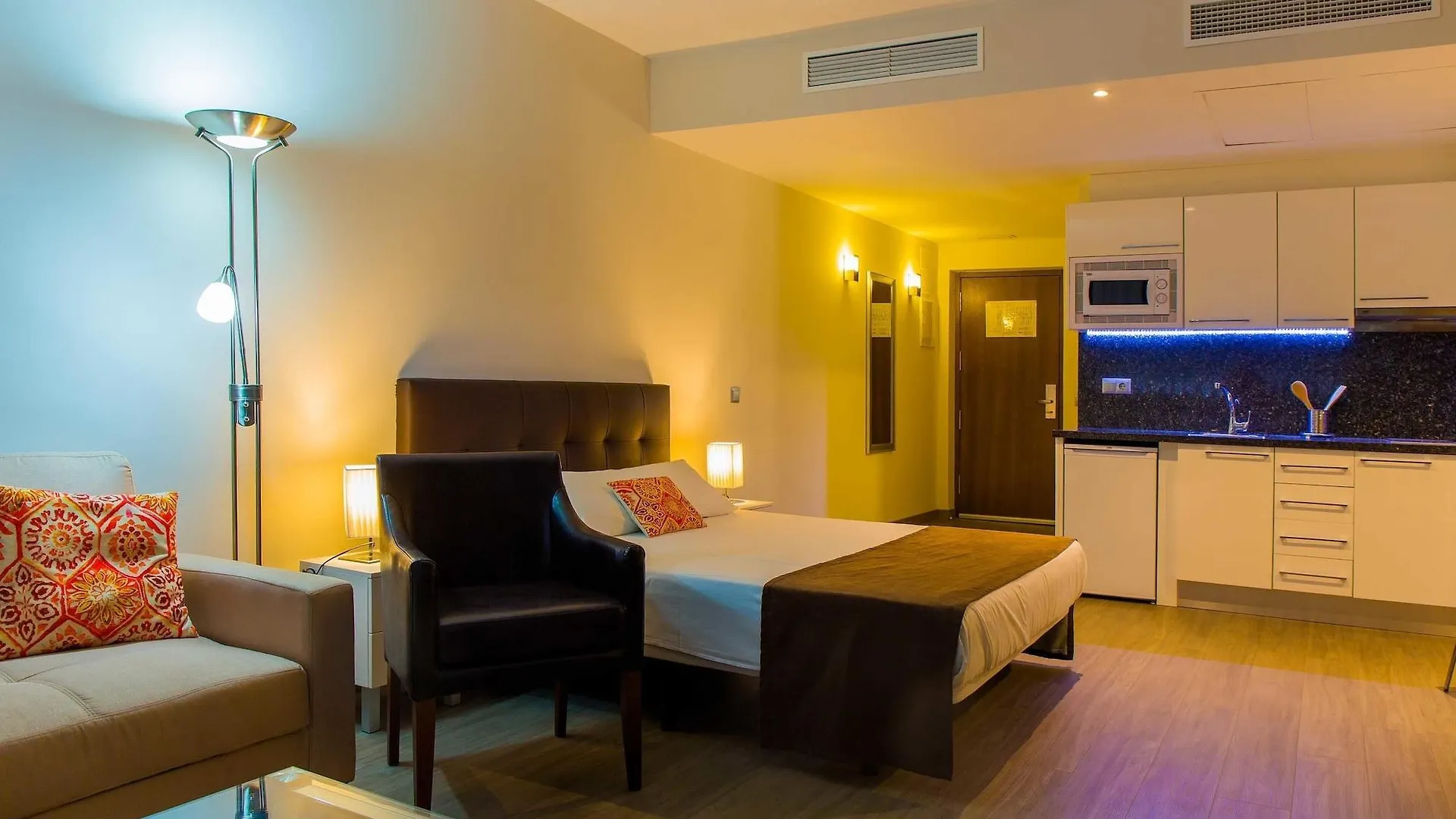 טורמולינוס Dimona Suites דירה